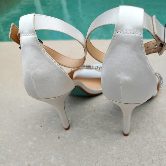 Betsy Johnson white satin embellished with rhinestone and pearls - Picture 6 of 12